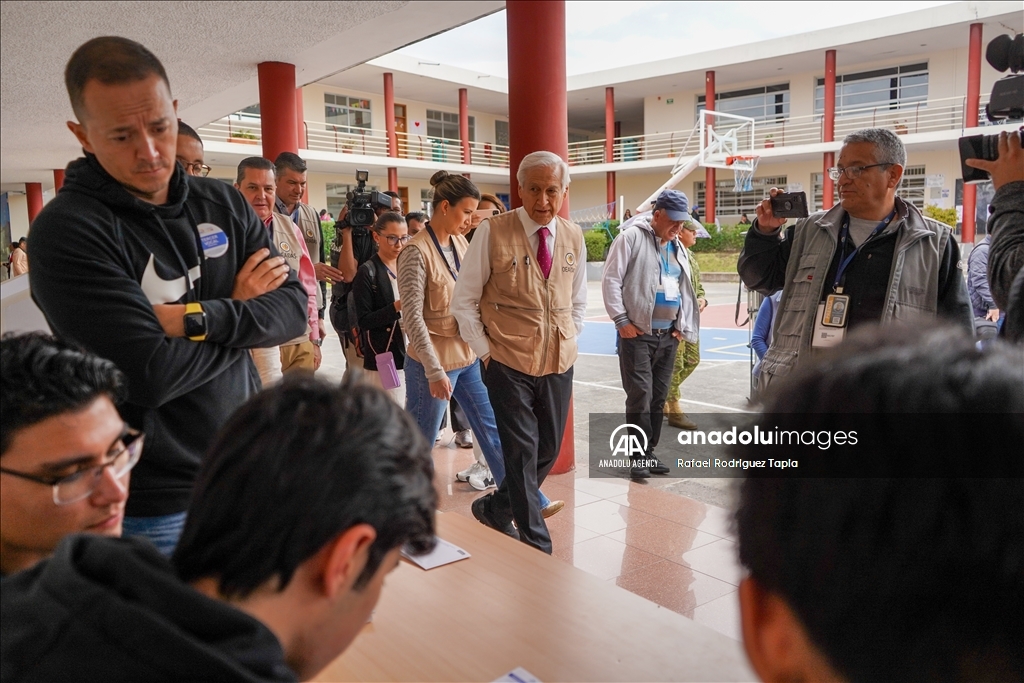 Vote Counting Begins in Quito During Ecuador’s 2025 Elections