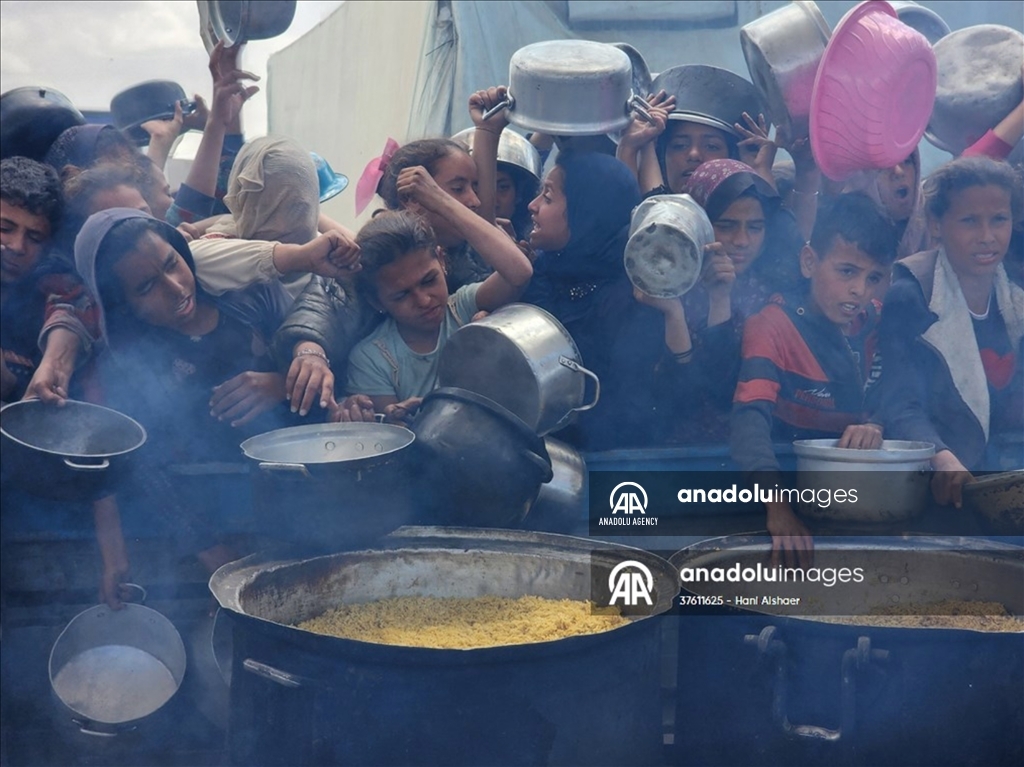 Potret pilu anak-anak Gaza antre makanan di tengah blokade Israel