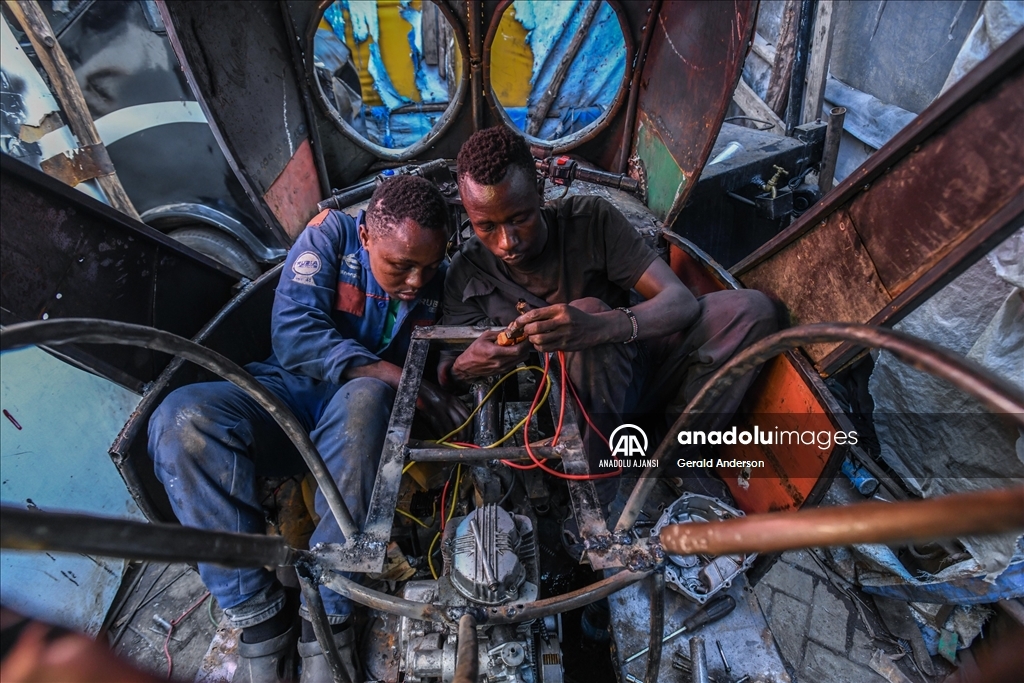 Kenya'da gençler hurdalardan gelecek inşa ediyor