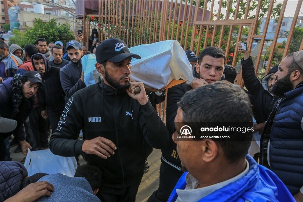 İsrail ordusu yerinden edilmiş Filistinlilerin sığındığı çadırları hedef aldı