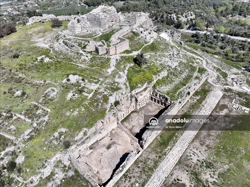 Restorasyonu süren Tlos Antik Kenti'nin tiyatrosu sahne için gün sayıyor