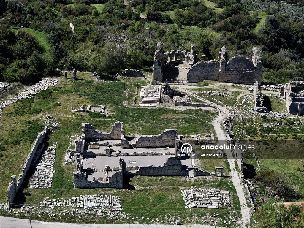 Restorasyonu süren Tlos Antik Kenti'nin tiyatrosu sahne için gün sayıyor