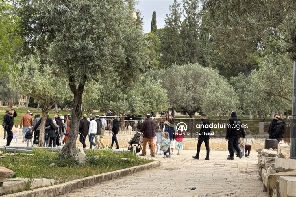 مستوطنون إسرائيليون يقتحمون الأقصى بثالث أيام الفصح اليهودي
