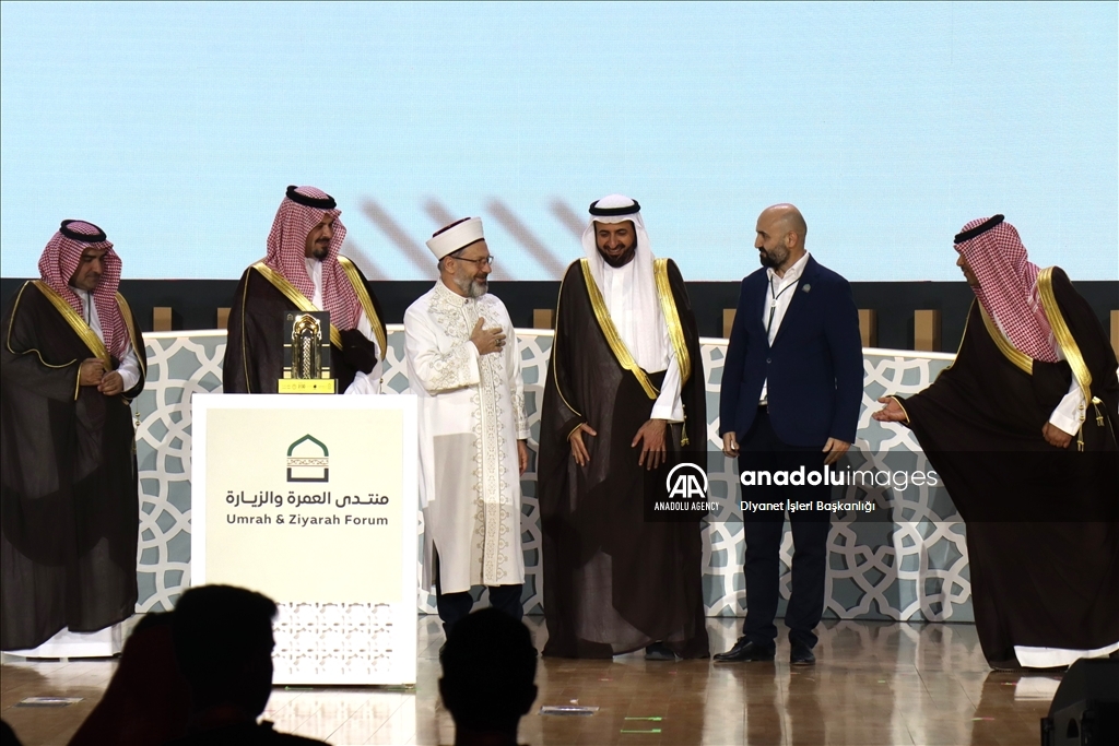 رئيس الشؤون الدينية التركي يلتقي وزير الحج السعودي