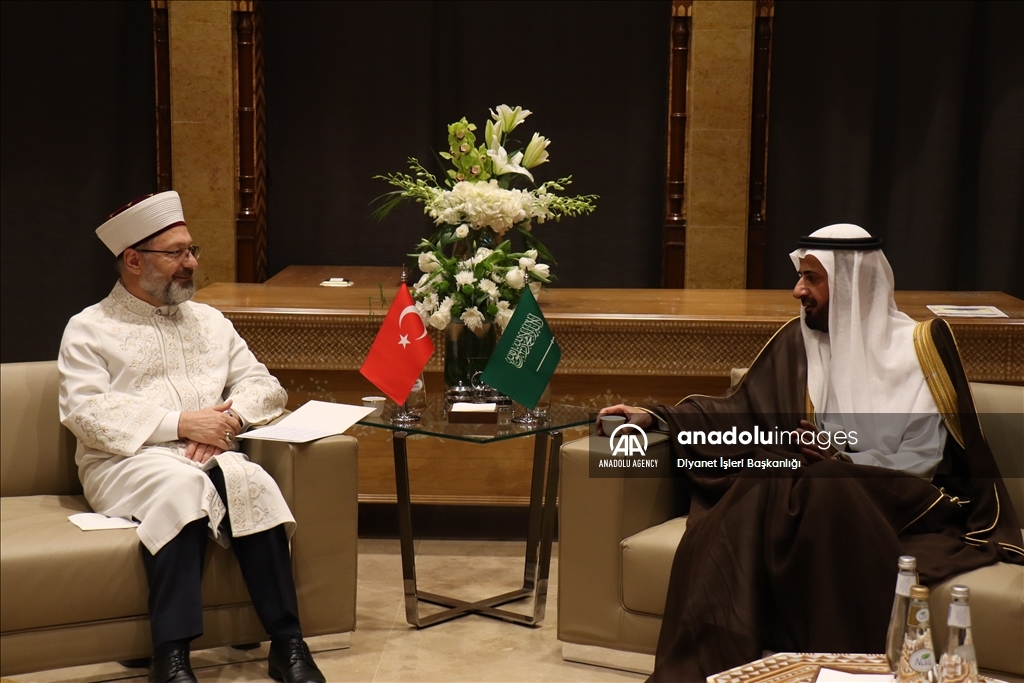 رئيس الشؤون الدينية التركي يلتقي وزير الحج السعودي