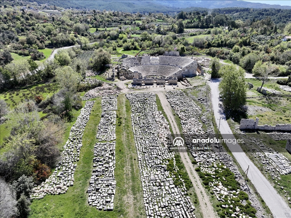 Restorasyonu süren Tlos Antik Kenti'nin tiyatrosu sahne için gün sayıyor