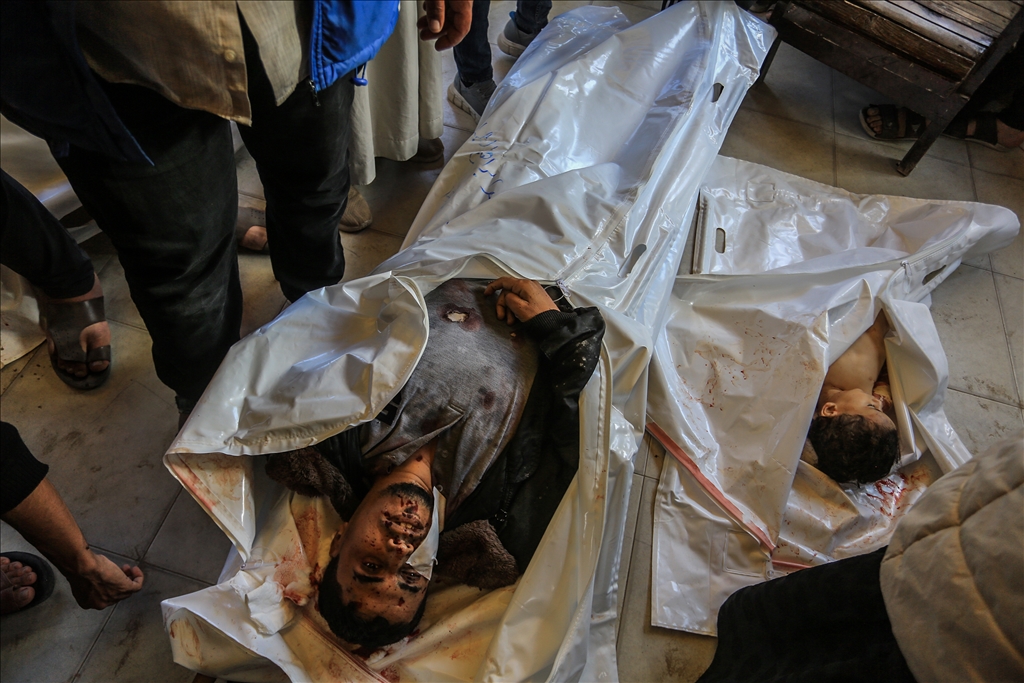 İsrail ordusu yerinden edilmiş Filistinlilerin sığındığı çadırları hedef aldı