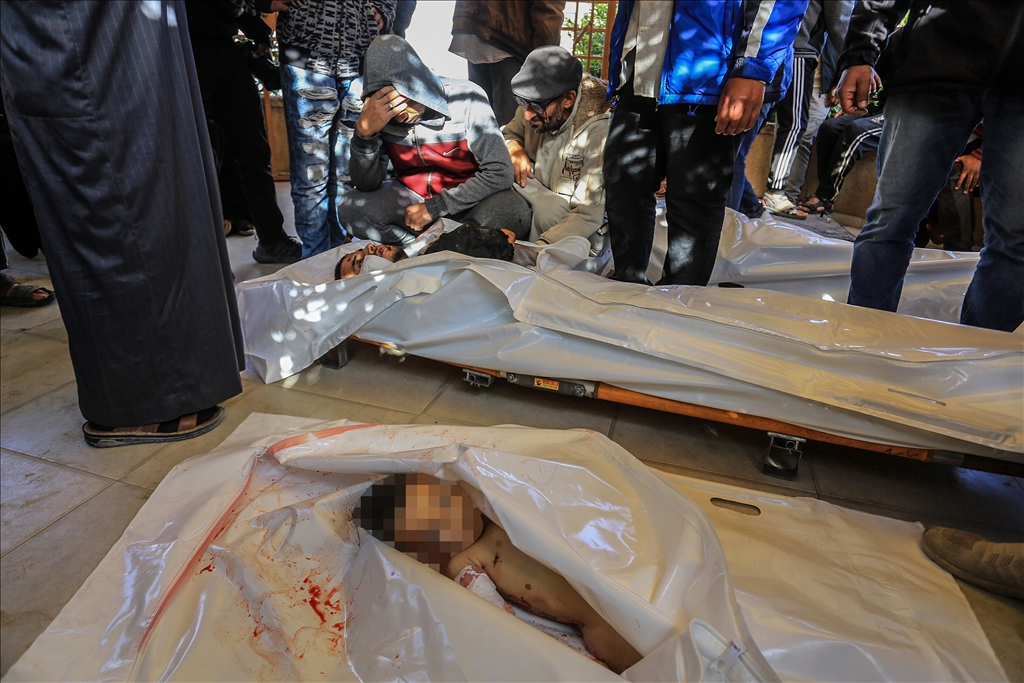 İsrail ordusu yerinden edilmiş Filistinlilerin sığındığı çadırları hedef aldı