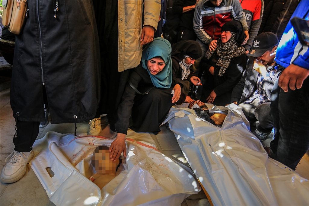 İsrail ordusu yerinden edilmiş Filistinlilerin sığındığı çadırları hedef aldı