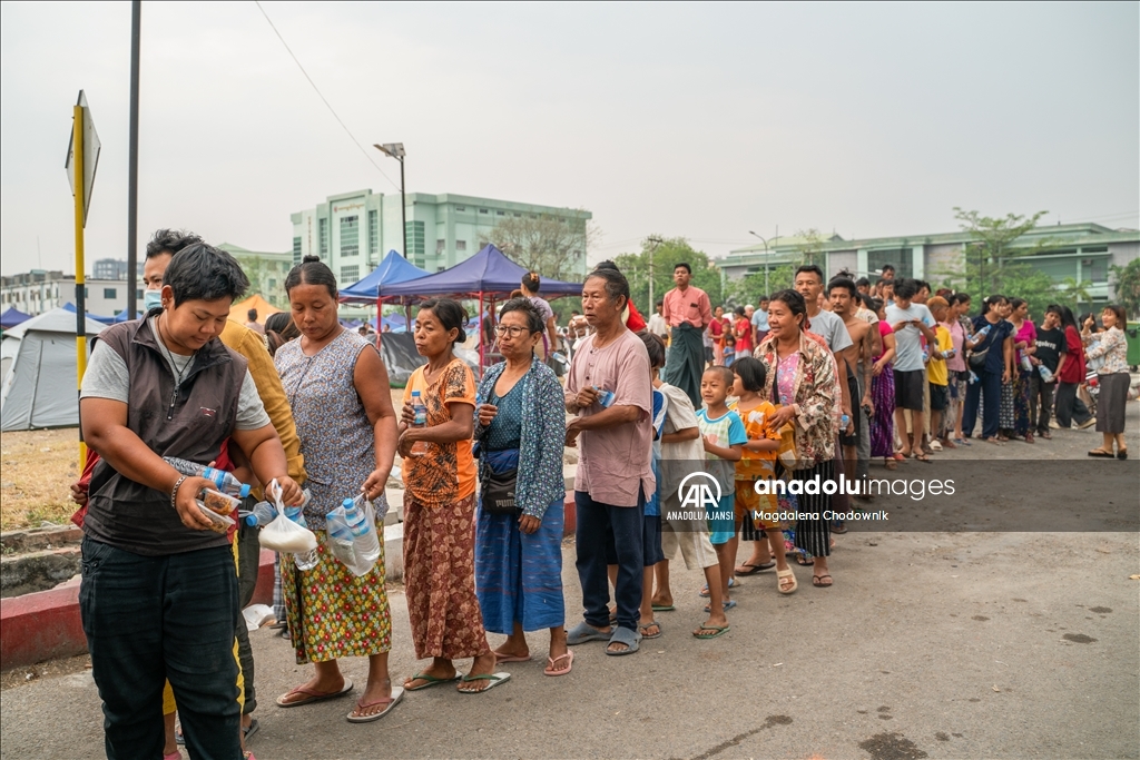 Myanmar’da meydana gelen yıkıcı deprem sonrası afetzedeler hayata tutunmaya çalışıyor