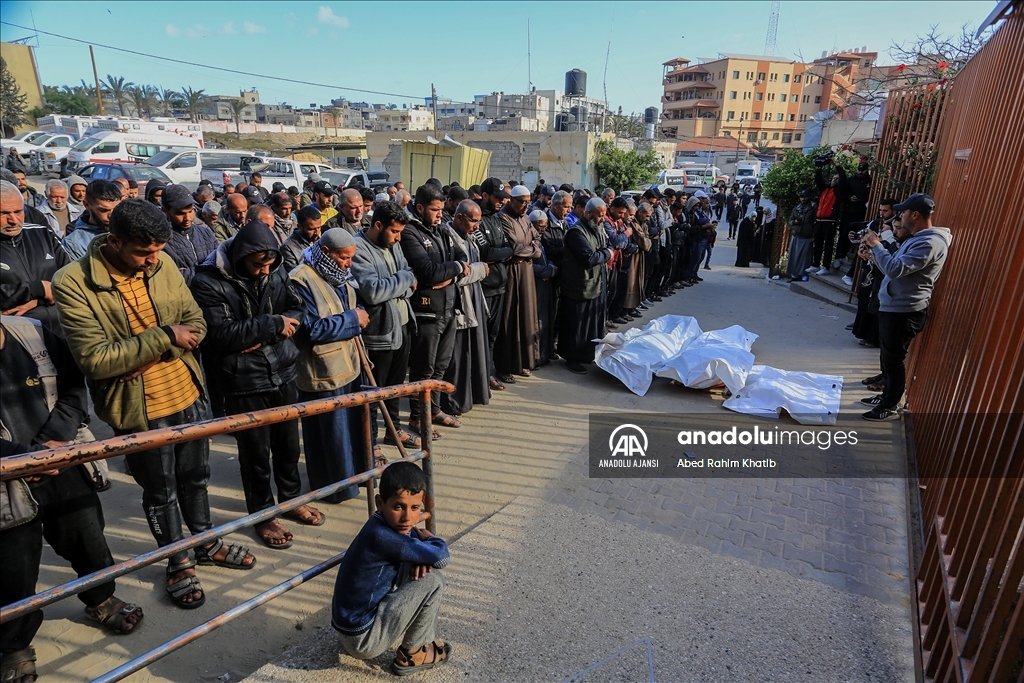 İsrail ordusu yerinden edilmiş Filistinlilerin sığındığı çadırları hedef aldı