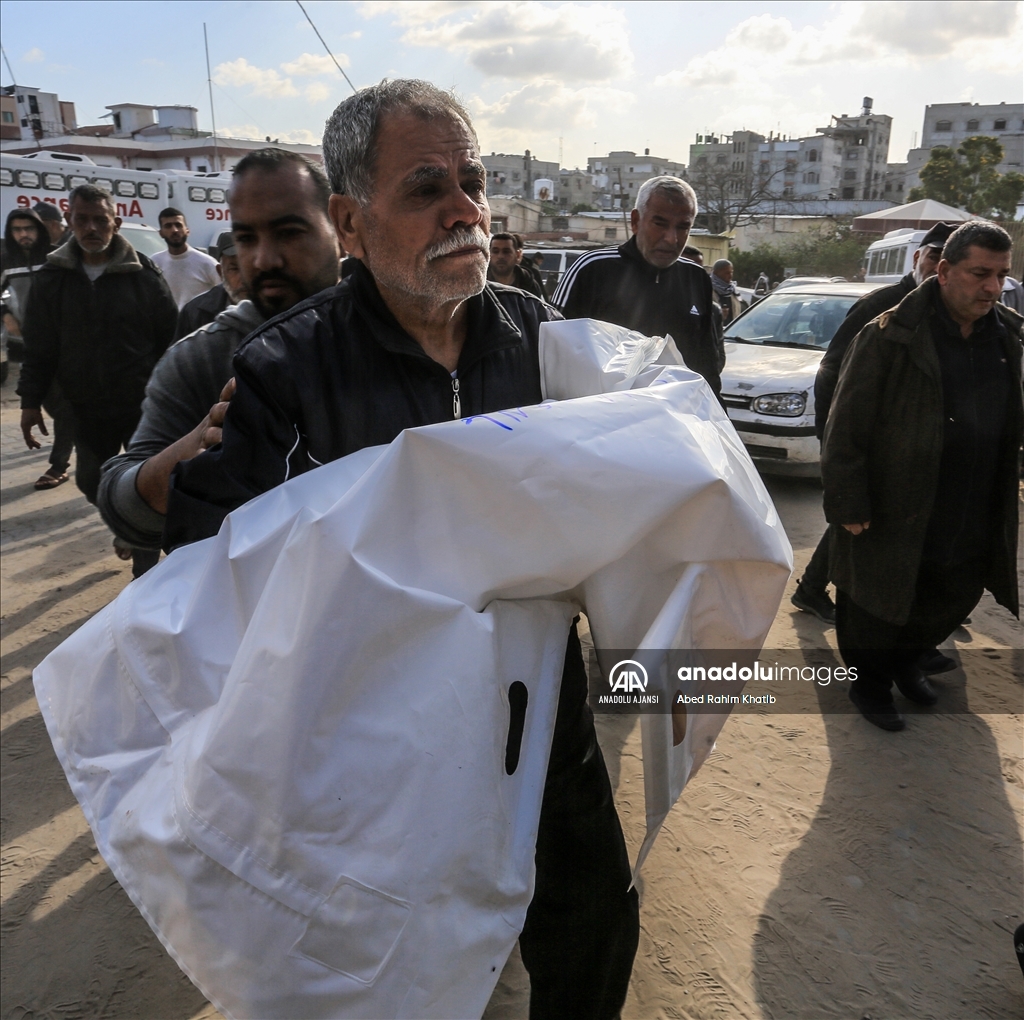 İsrail ordusu yerinden edilmiş Filistinlilerin sığındığı çadırları hedef aldı