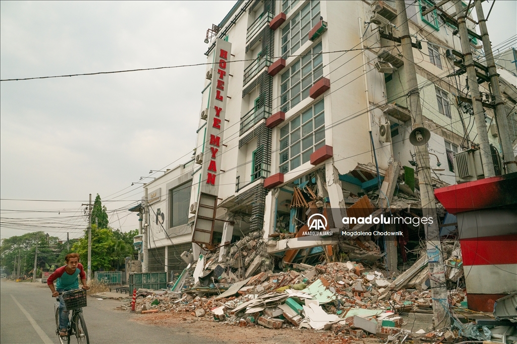 Myanmar’da meydana gelen yıkıcı deprem sonrası afetzedeler hayata tutunmaya çalışıyor
