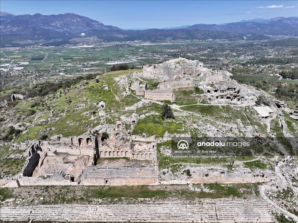 Restorasyonu süren Tlos Antik Kenti'nin tiyatrosu sahne için gün sayıyor