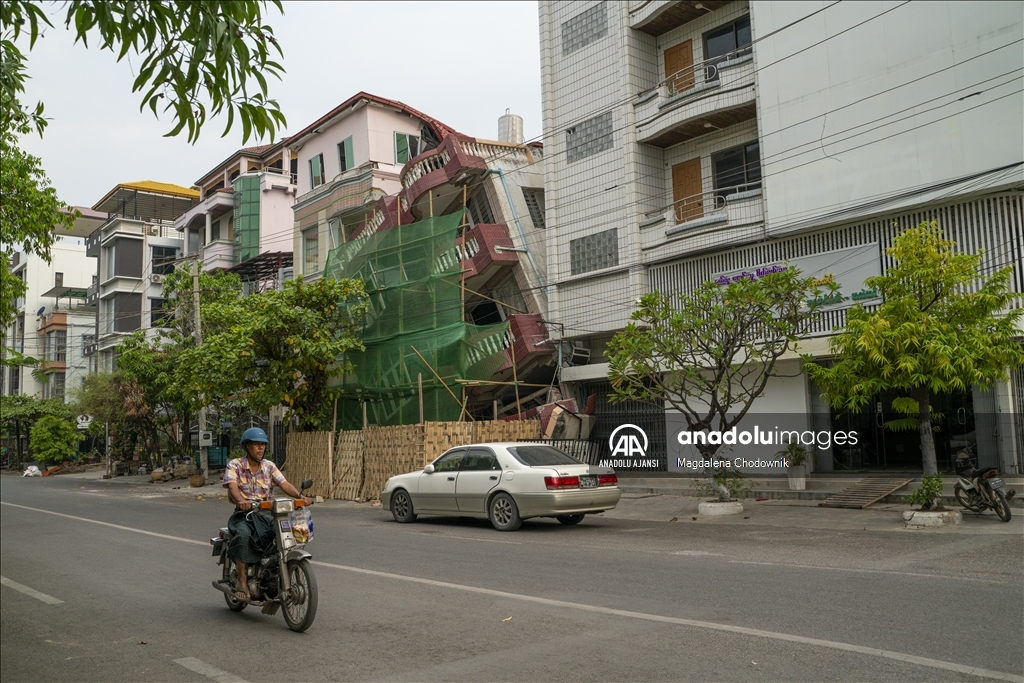 Myanmar’da meydana gelen yıkıcı deprem sonrası afetzedeler hayata tutunmaya çalışıyor