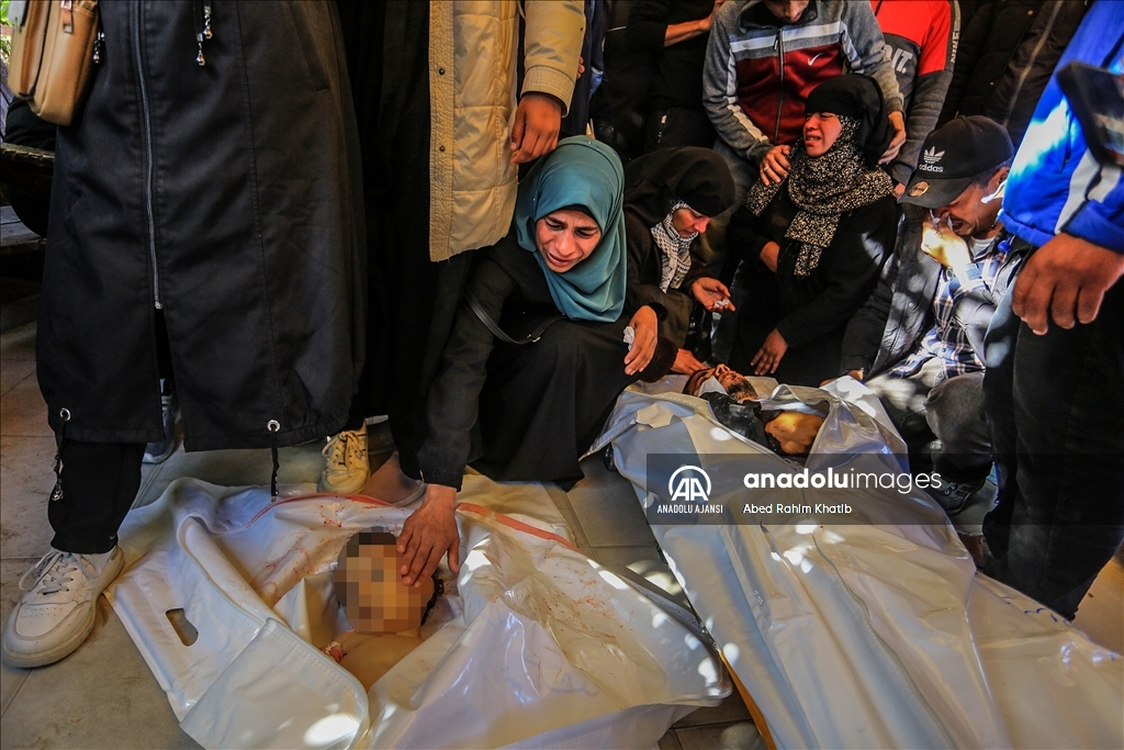 İsrail ordusu yerinden edilmiş Filistinlilerin sığındığı çadırları hedef aldı