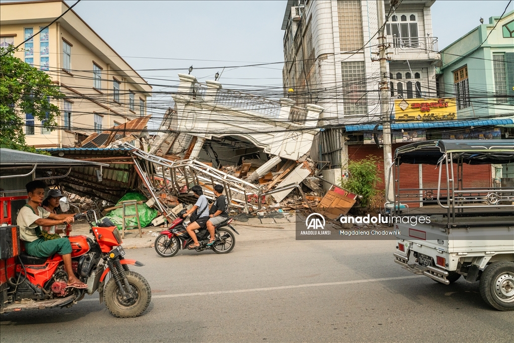 Myanmar’da meydana gelen yıkıcı deprem sonrası afetzedeler hayata tutunmaya çalışıyor