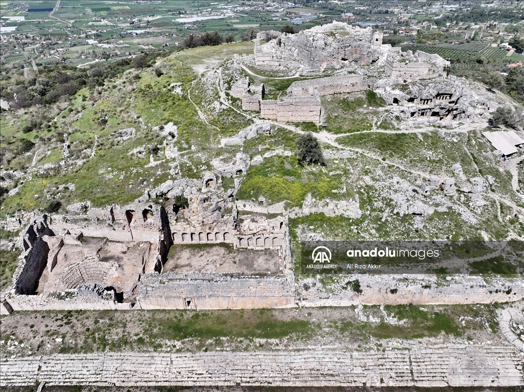 Restorasyonu süren Tlos Antik Kenti'nin tiyatrosu sahne için gün sayıyor