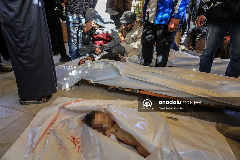 İsrail ordusu yerinden edilmiş Filistinlilerin sığındığı çadırları hedef aldı