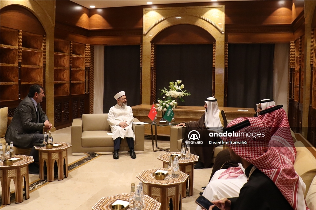 رئيس الشؤون الدينية التركي يلتقي وزير الحج السعودي