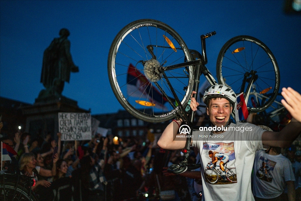 80 Serbian students cycled to Strasbourg to denounce corruption in Serbia