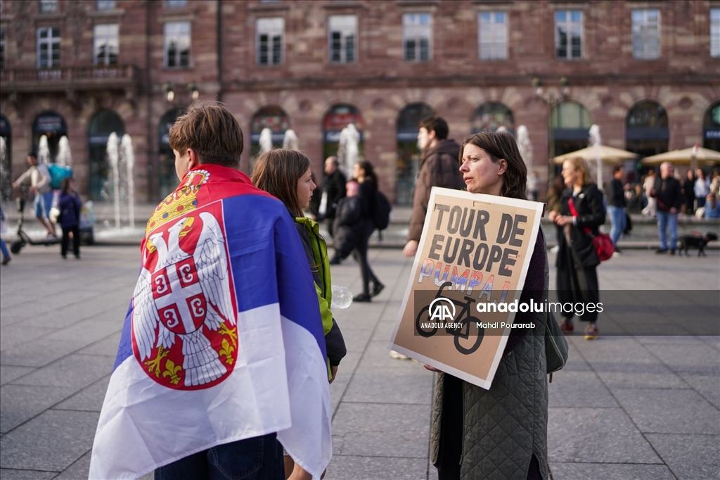 80 Serbian students cycled to Strasbourg to denounce corruption in Serbia