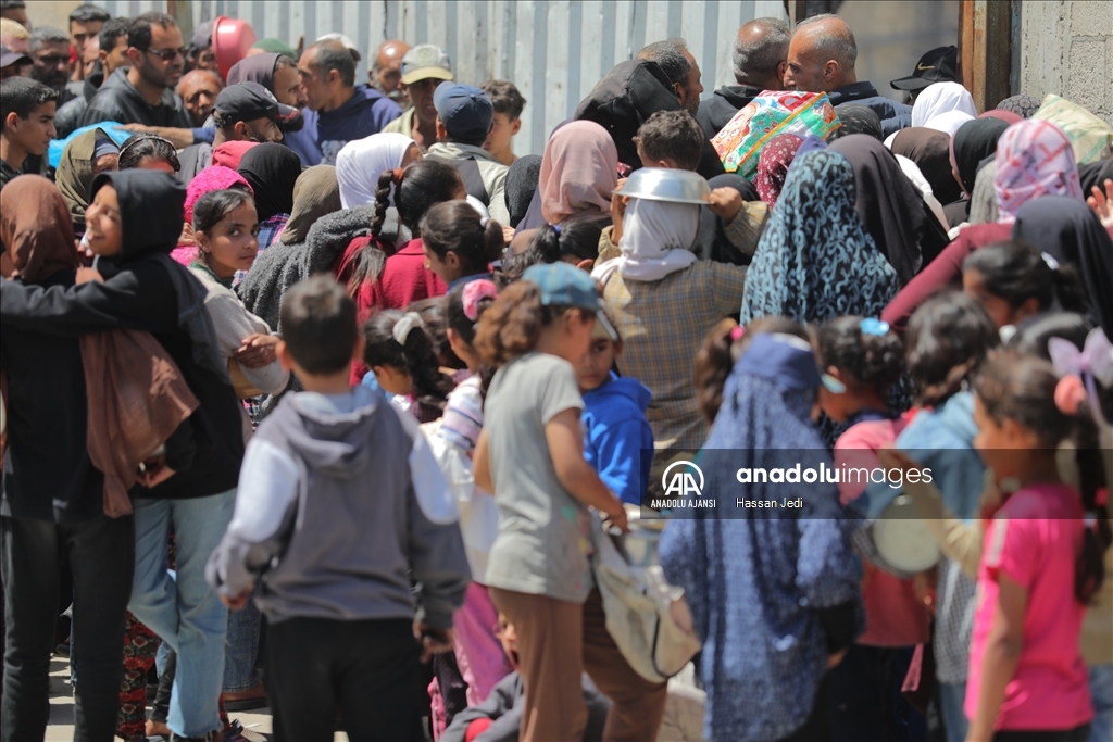 İsrail saldırıları altındaki Gazze'de Filistinlilere yemek dağıtıldı