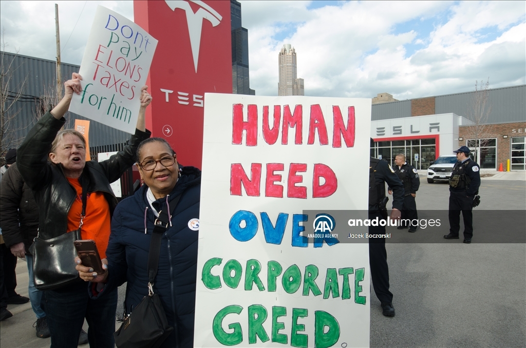 Протест у автосалона Tesla в США