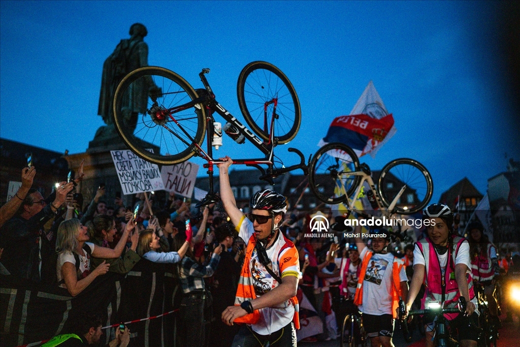 80 Serbian students cycled to Strasbourg to denounce corruption in Serbia