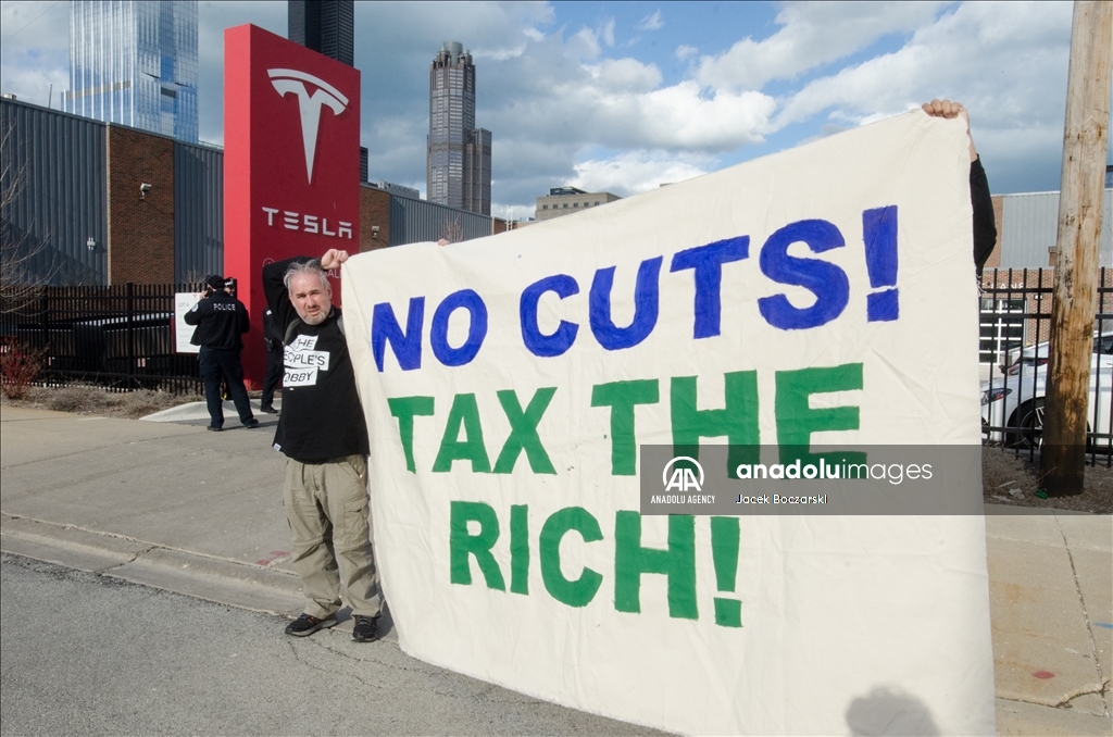 Протест у автосалона Tesla в США