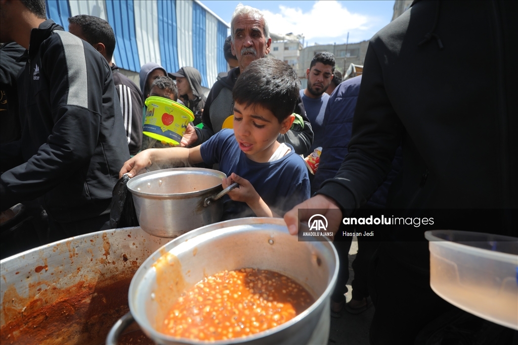 İsrail saldırıları altındaki Gazze'de Filistinlilere yemek dağıtıldı