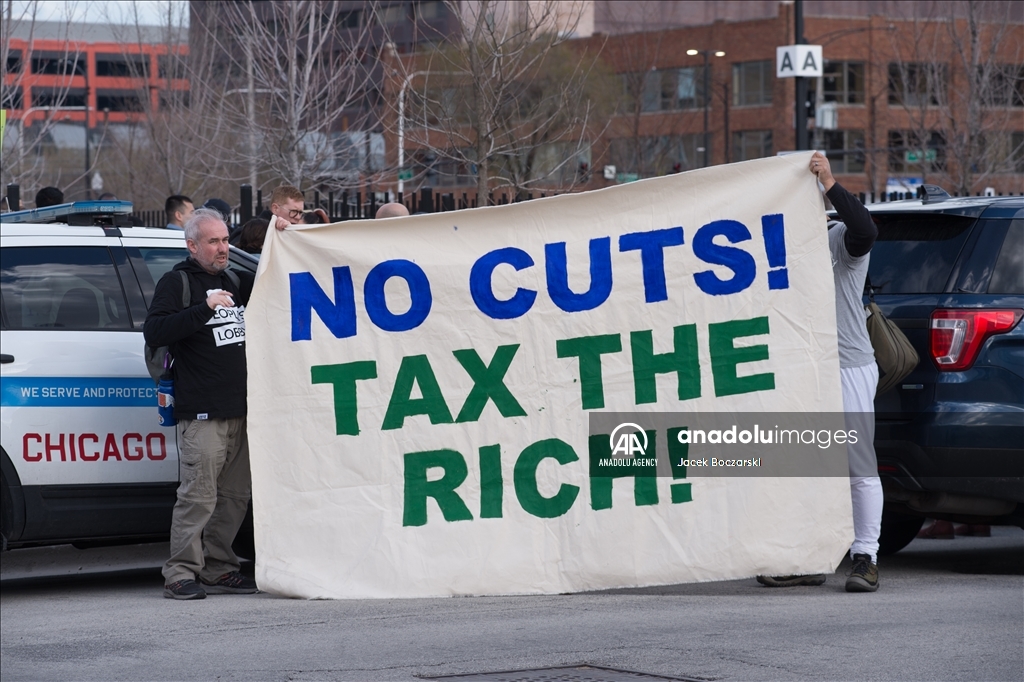 Протест у автосалона Tesla в США