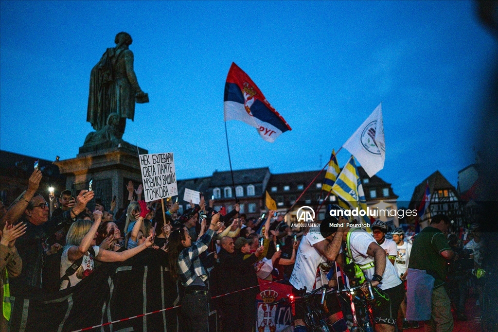 80 Serbian students cycled to Strasbourg to denounce corruption in Serbia