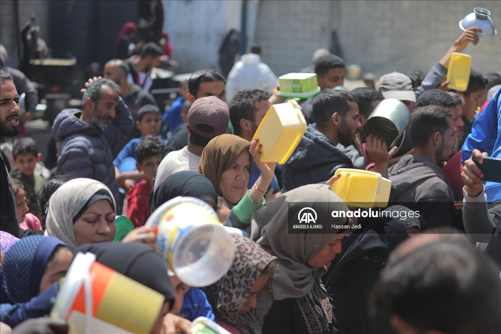 İsrail saldırıları altındaki Gazze'de Filistinlilere yemek dağıtıldı
