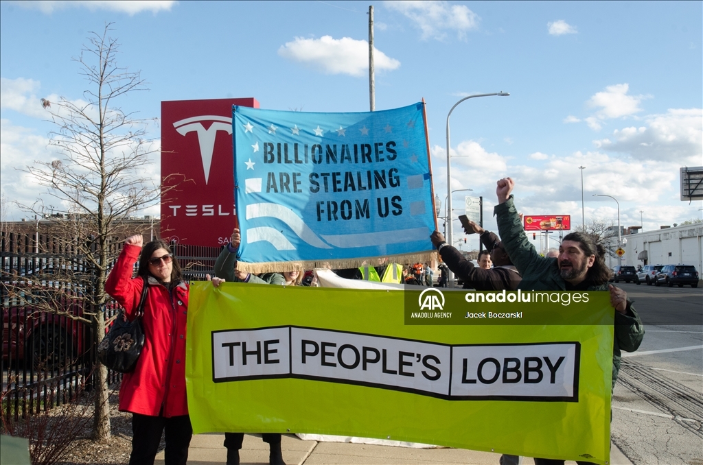 Протест у автосалона Tesla в США