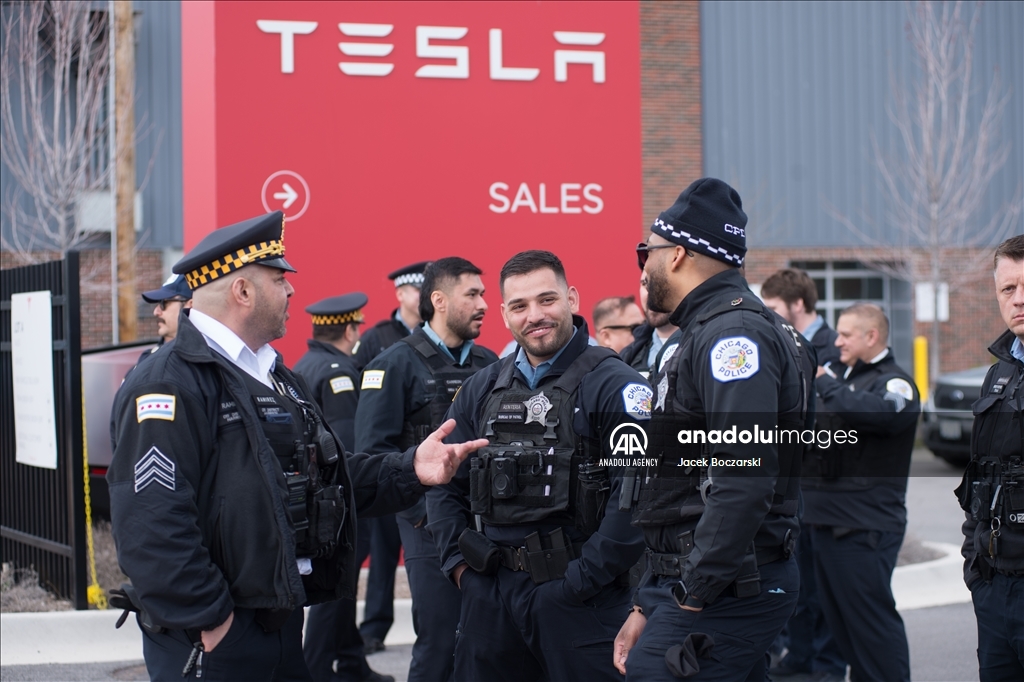 Протест у автосалона Tesla в США