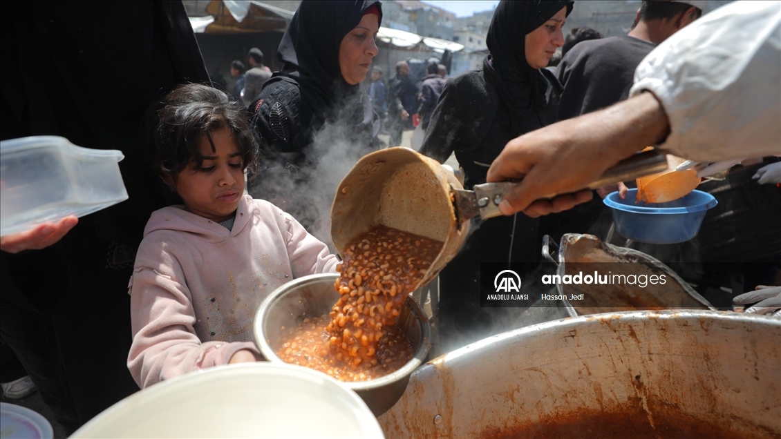 İsrail saldırıları altındaki Gazze'de Filistinlilere yemek dağıtıldı