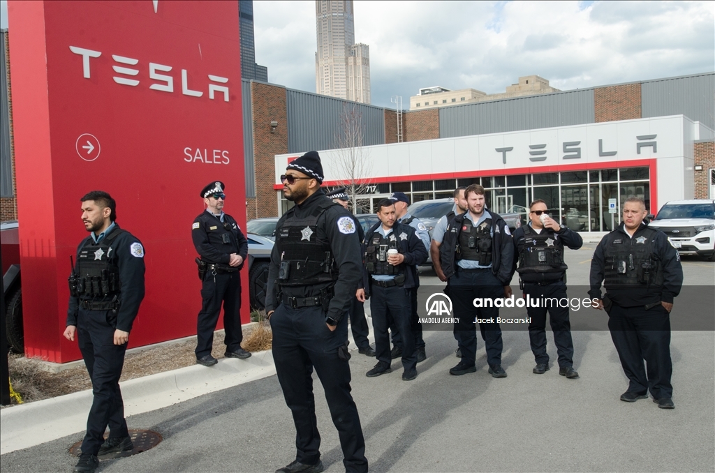 Протест у автосалона Tesla в США