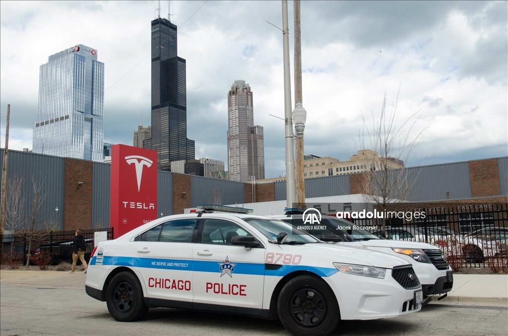 Протест у автосалона Tesla в США