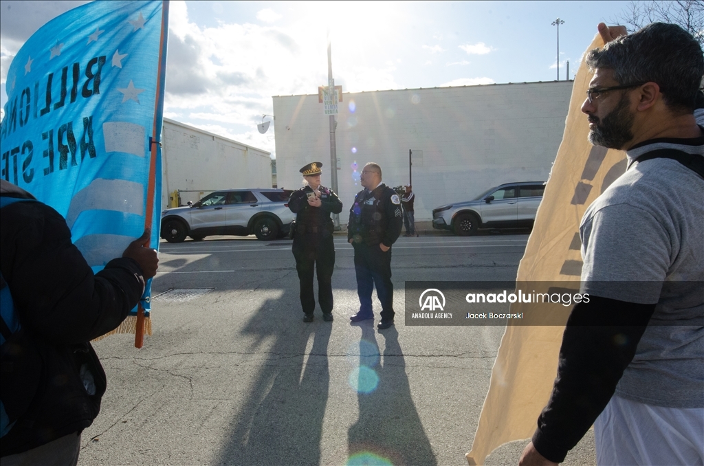 Протест у автосалона Tesla в США