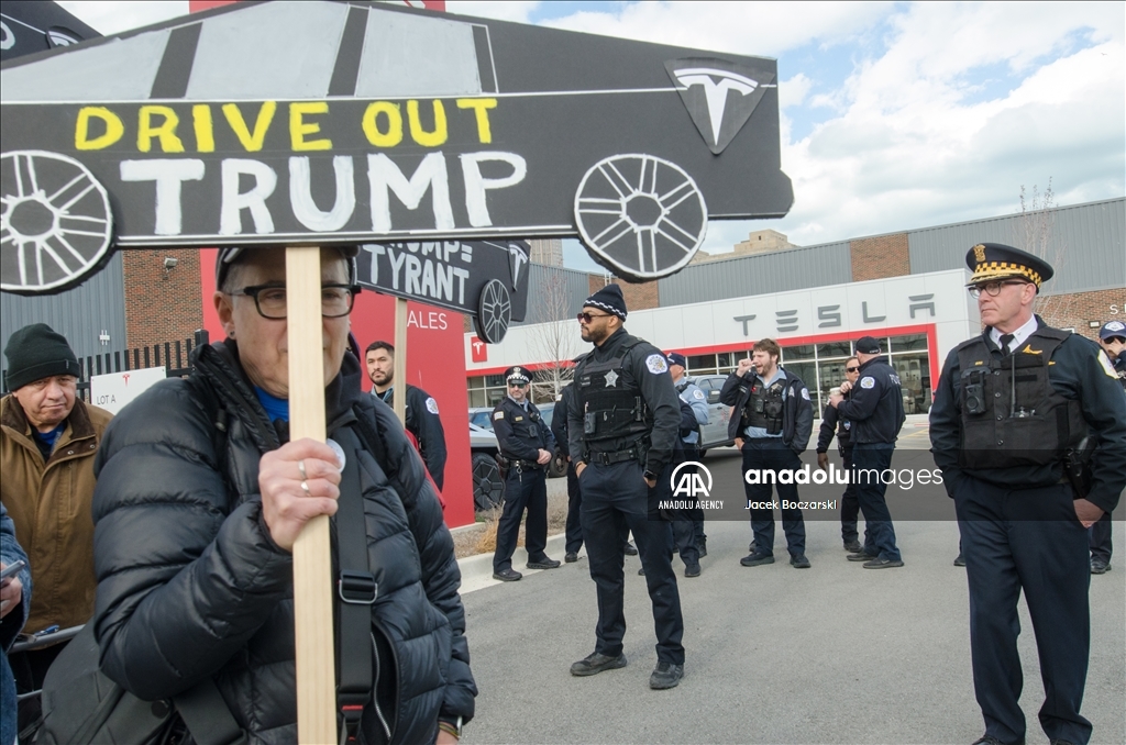 Протест у автосалона Tesla в США