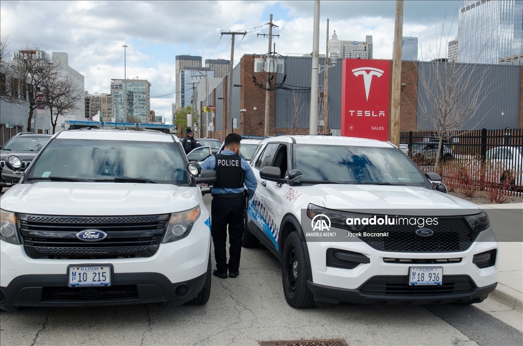 Протест у автосалона Tesla в США