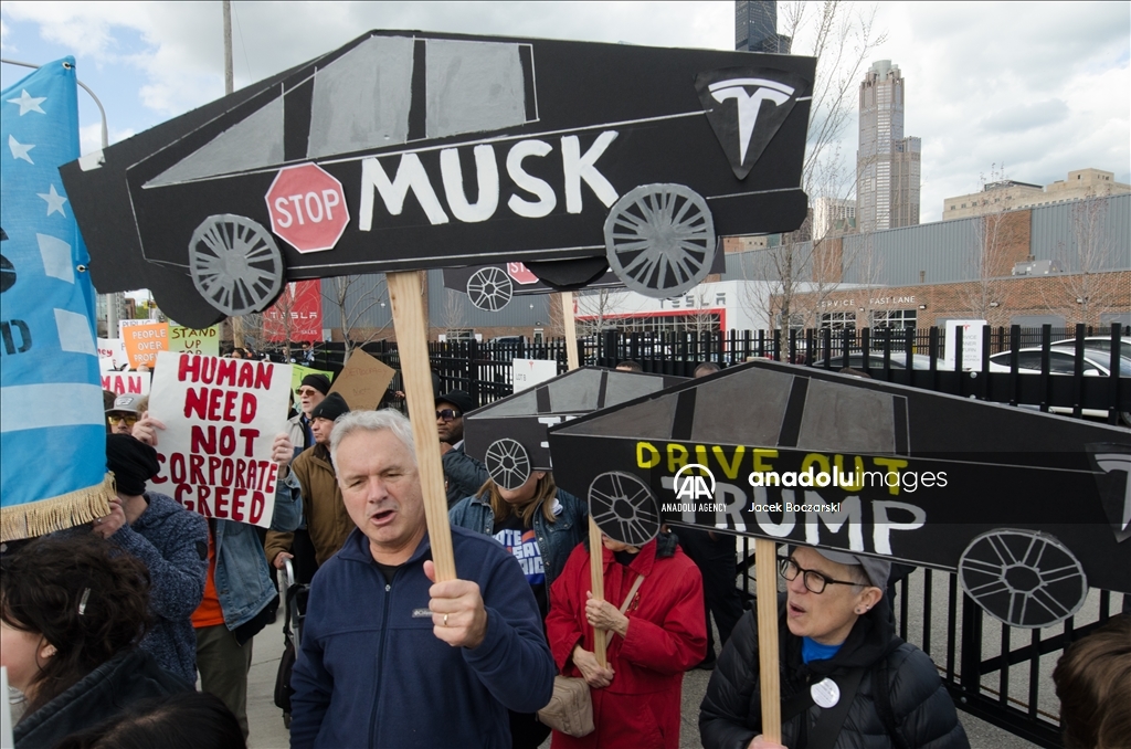 Протест у автосалона Tesla в США