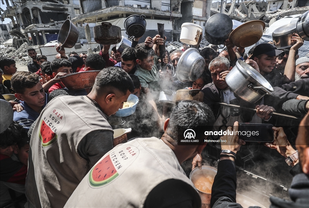 İsrail saldırıları altındaki Gazze'de Filistinlilere sıcak yemek dağıtıldı