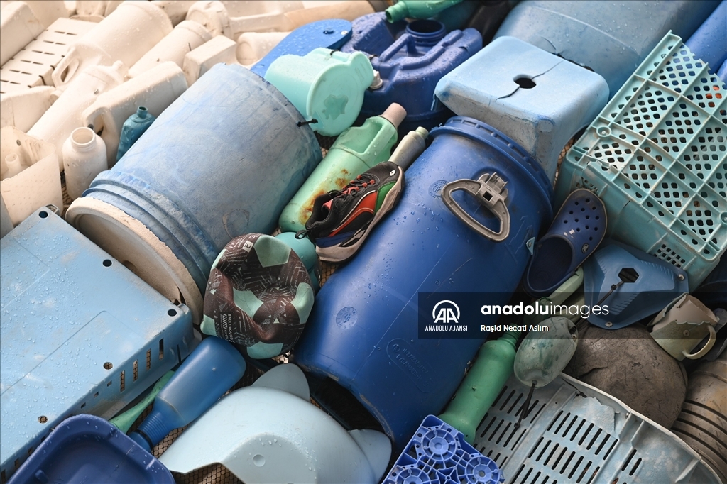 Londra'da dev balina heykeliyle plastik kirliliğine vurgu yapıldı