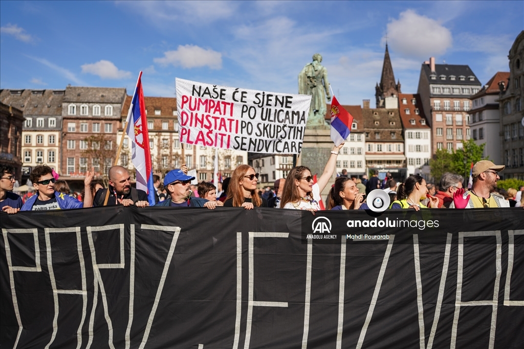 80 Serbian students cycled to Strasbourg to denounce corruption in Serbia