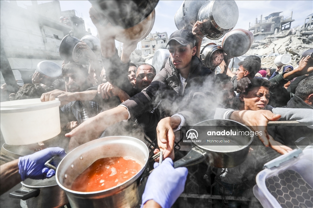 İsrail saldırıları altındaki Gazze'de Filistinlilere sıcak yemek dağıtıldı