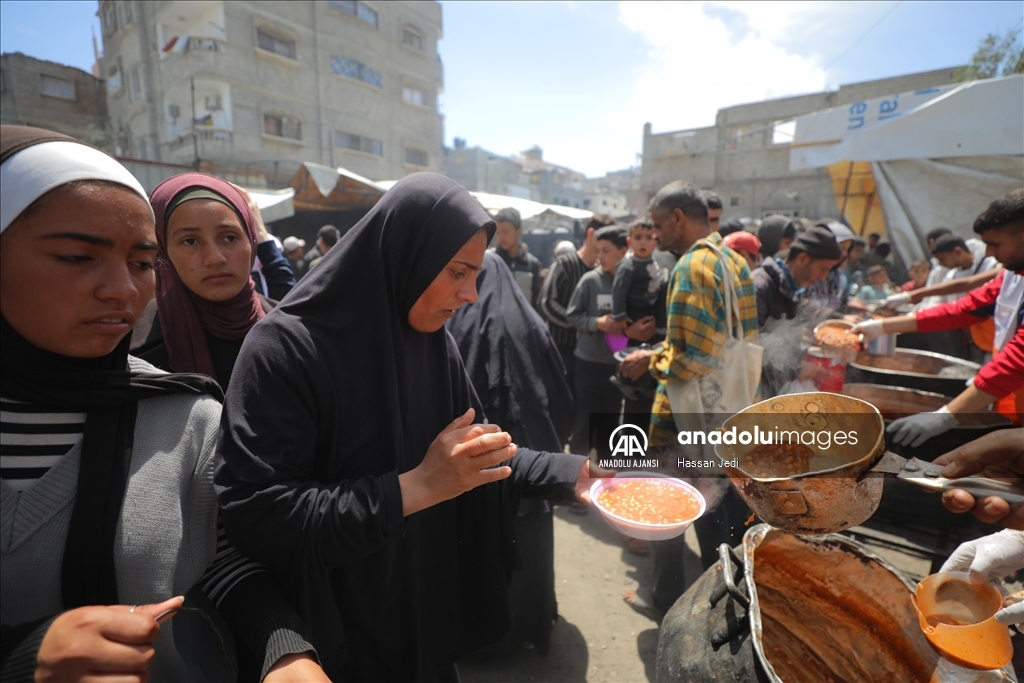 İsrail saldırıları altındaki Gazze'de Filistinlilere yemek dağıtıldı