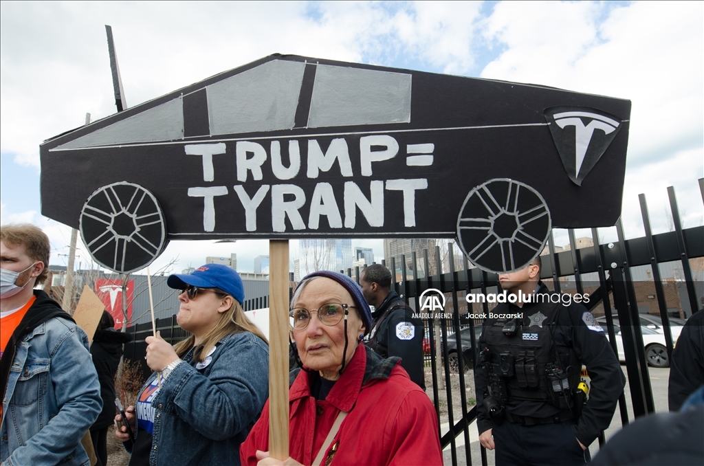 Протест у автосалона Tesla в США