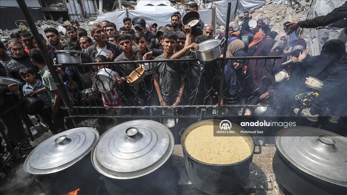 İsrail saldırıları altındaki Gazze'de Filistinlilere sıcak yemek dağıtıldı